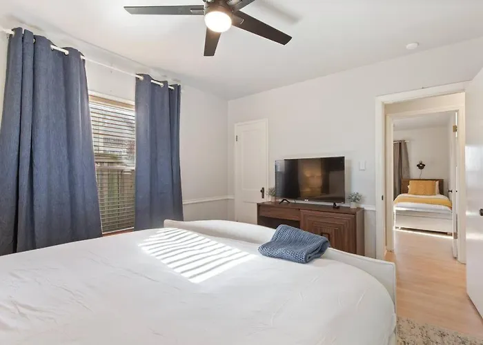 Tulsa Vintage Chic Cottage |King Bed •Expo•Tu•Dtwn